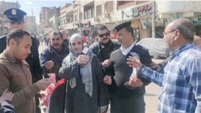 فى الذكرى الـ72.. الشرطة توزع الورود والإعلام على المواطنين بقنا