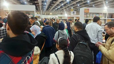إقبال كثيف من المواطنين على معرض القاهرة للكتاب في منتصف اليوم الأول