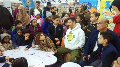 الفنان كريم الحسيني يزور معرض كتاب الطفل لتعليم الأطفال فن الدوبلاچ