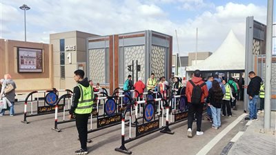 توافد المئات من المواطنين على معرض الكتاب الدولي 2024 ( صور)