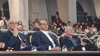 رئيس اللجنة الأولمبية يؤازر منتخب مصر أمام تونس بنصف نهائي أمم إفريقيا لليد