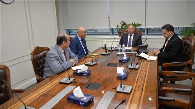 وزير النقل يتابع مع إدارة الجسر للملاحة معدلات نقل البضائع والشاحنات