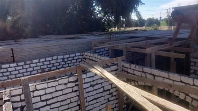 إيقاف أعمال بناء بدون ترخيص بقرية الترامسة بقنا 