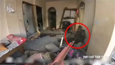 مقاوم فلسطيني يبتسم لدارون إسرائيلية ويختفي.. شاهد