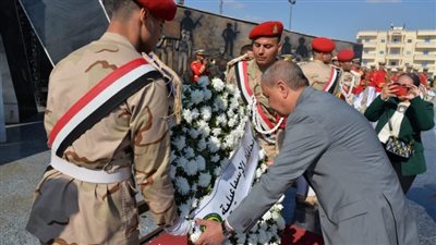 محافظ الإسماعيلية يضع إكليل من الزهور على مقابر الشهداء 