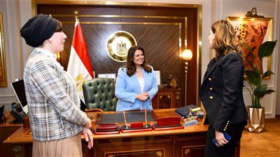 وزيرة الهجرة تبحث مع 