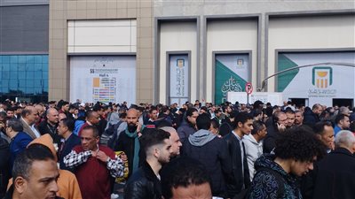 رواد معرض القاهرة للكتاب يؤدون صلاة الجمعة وسط حضور كبير