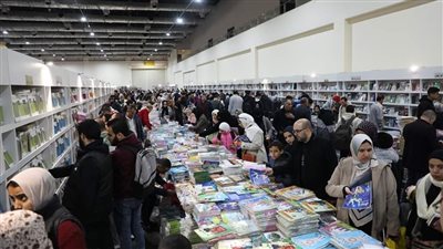 إقبال ضخم على جناح هيئة الكتاب للاستفادة من التخفيضات 