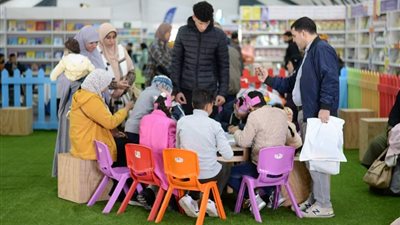 صور.. معرض كتاب الطفل يجذب الكبار والصغار بأنشطته الترفيهية