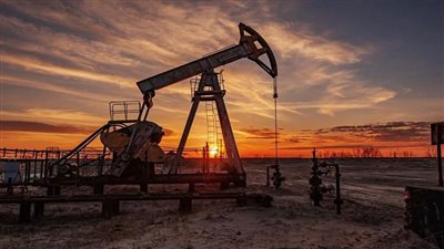 أسعار النفط تعاود الانخفاض وبرنت عند 82.12 دولار للبرميل 