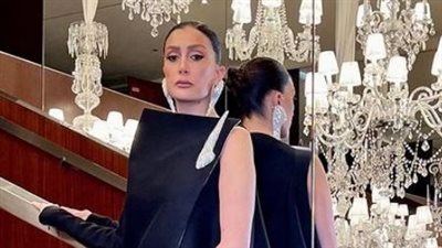 غادة عبدالرازق تنافس عارضات الأزياء باحترافية في أسبوع الموضة بباريس 2024