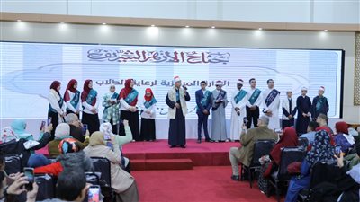 طلاب الأزهر يواصلون إبداعاتهم بجناح الأزهر