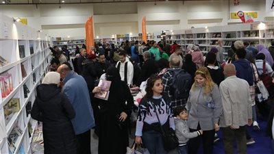 معرض القاهرة للكتاب .. استمرار الإقبال الكثيف على إصدارات قصور الثقافة