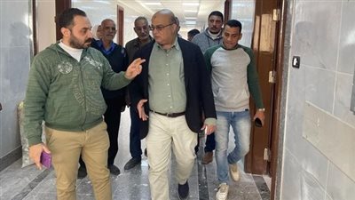 المدير التنفيذي لمستشفيات جامعة أسيوط يتفقد أعمال التجديد والتطوير لعدد من المنشآت