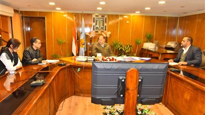 محافظ أسيوط يناقش توفيق أوضاع الكنائس  