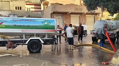 محليات البحيرة تواصل سحب مياة الأمطار من الشوارع