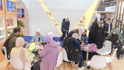 أندية المرأة بالشرقية تشارك معرض الكتاب بتدريب الفتيات على الأعمال الحرفية واليدوية 