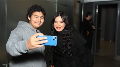 دينا تشاهد فيلم 