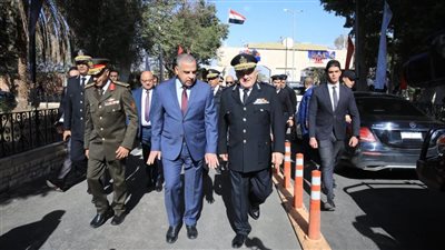 محافظ سوهاج ومدير الأمن يضعان أكاليل الزهور على النصب التذكاري لشهداء الشرطة 