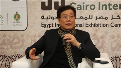 معرض الكتاب .. الشاعر الصيني ذاو ليهونج : الشعر أنقذ حياتي وفخور بترجمة أعمالي للعربية
