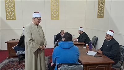 أمين البحوث الإسلامية يتفقد ركن الفتوى والأنشطة الجماهيرية بجناح الأزهر