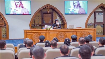 البابا تواضروس يلتقى طلاب «إكليريكية المحرق»