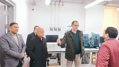 رئيس هيئة سلامة الغذاء يتفقد أعمال فتح وفحص الحاويات الغذائية بدمياط