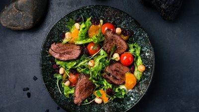 سلطة ستيك بالخضار والبلسمك صوص