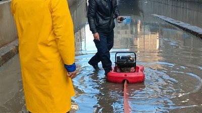 شوارع وأنفاق الإسكندرية تغرق في مياه الأمطار 