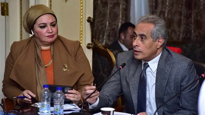 وزير العمل يلتقى