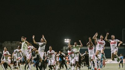 لاعبو الزمالك يحتفلون مع الجماهير عقب التتويج ببطولة دبي للتحدي 