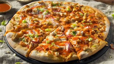 طريقة عمل بيتزا الدجاج الحارة بصوص الرانش