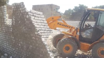 إزالة فورية لـ 3 حالات تعدى بقرية المحروسة بقنا 