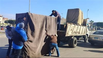 إزالة إشغال وتعدٍّ على حرم الطريق بحي ثالث الإسماعيلية