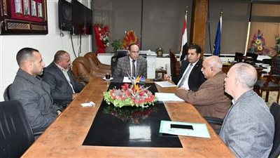 نائب رئيس جامعة القناة يجتمع بإدارة التغذية بالمدن الجامعية