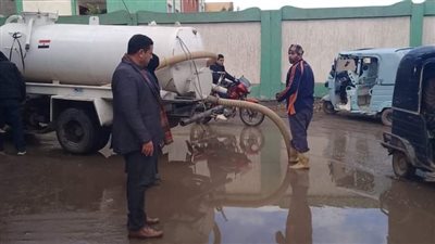 انتشار معدات سحب مياه الأمطار بقري البحيرة 