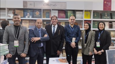 الأثري حسين عبدالبصير يجذب رواد المعرض بـ