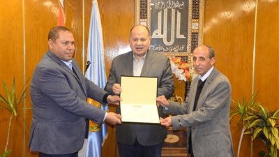 محافظ أسيوط يكرم مسئولي معهد بحوث التناسليات بالهرم ومدير الطب البيطري 