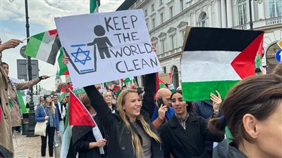 نرويجيون يتظاهرون لنصرة فلسطين وهم عراة معصوبي الأعين.. شاهد