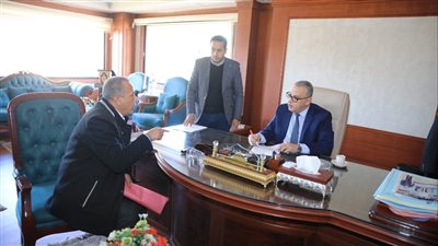 محافظ سوهاج يستمع إلى شكاوى المواطنين خلال اللقاء الجماهيري