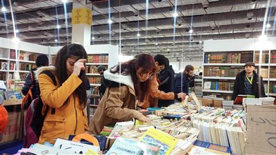 تبدأ من ٥ جنيهات..سور الأزبكية يحطم الأسعار وينافس دور النشر بمعرض الكتاب