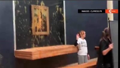 موناليزا بالحساء في متحف اللوفر 