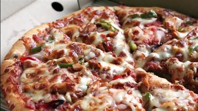 بالخطوات.. اصنعي بيتزا بالسجق واللحم المفروم مثل الجاهزه