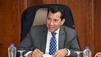 وزير الرياضة يبحث استكمال خطة تطوير المنشآت وملاعب مراكز الشباب