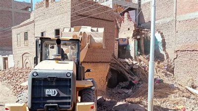 إزالة منزل آيل للسقوط في فاو بحري بمركز دشنا