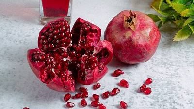 فوائد تناول الرمان.. يحسن الذاكرة ويحميك من فقر الدم