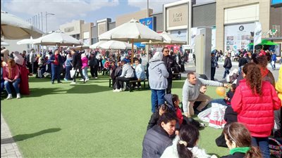 بالصور.. آلاف المواطنين يزورون معرض الكتاب في يومه السادس