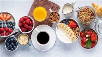 هل تناول الإفطار في وقت متأخر يضر بالصحة؟