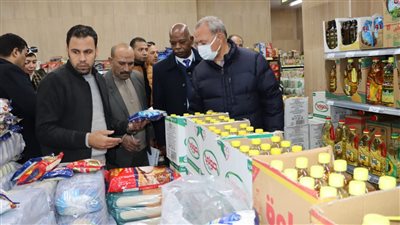 محافظ القليوبية يتفقد معارض السلع الغذائية بقليوب والقناطر 