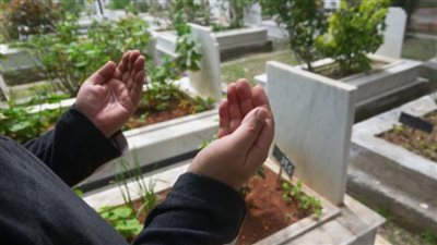 حكم زيارة المقابر يوم الجمعة.. الإفتاء توضح 